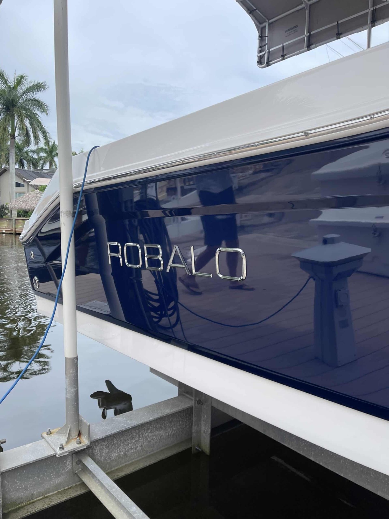 Gloss on a navy Robalo hull